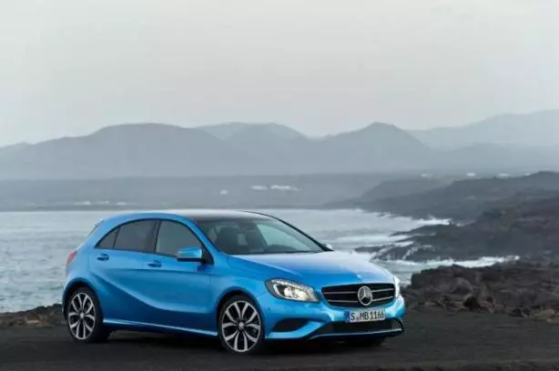 Mercedes A-Class ស៊េរីថ្មីបានបង្ហាញខ្លួនហើយ! អ្នកណាខ្លះធ្លាប់ឃើញ... 26176_2