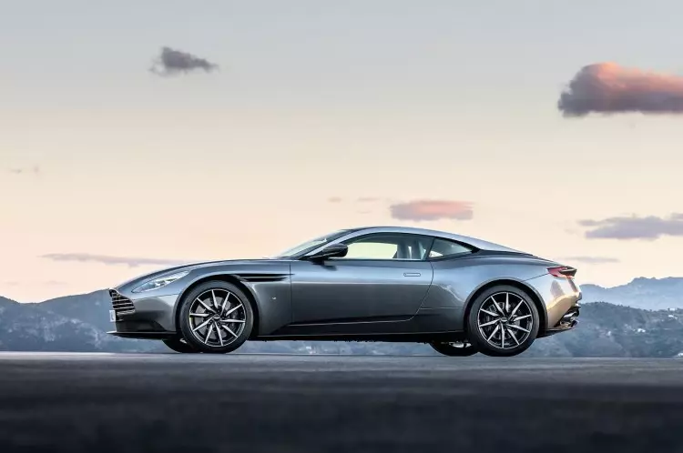 Aston Martin DB11 (2)