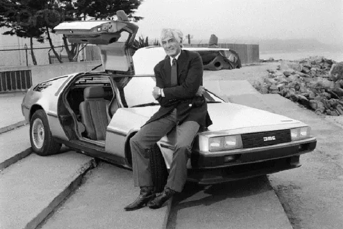 John DeLorean bere autoarekin