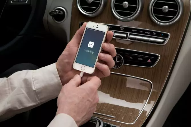 Mercedes Apple CarPlay 2