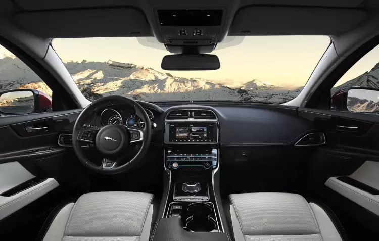 JAGUAR_XE_AWD_Məkan_Daxili