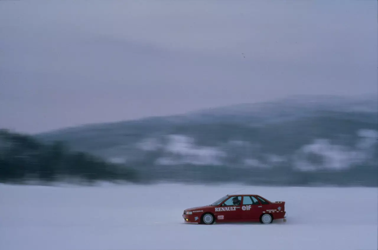 Renault 21 Turbo. 1988-ci ildə o, DÜNYANIN buz üzərində ən sürətli avtomobili idi 2726_1