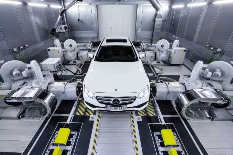 Защо Mercedes-Benz ще се върне към редови шест двигателя? 27412_1