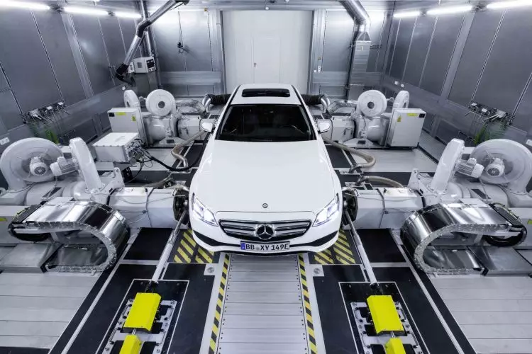 Γιατί η Mercedes-Benz θα επιστρέψει στους έξι κινητήρες εν σειρά; 27412_1