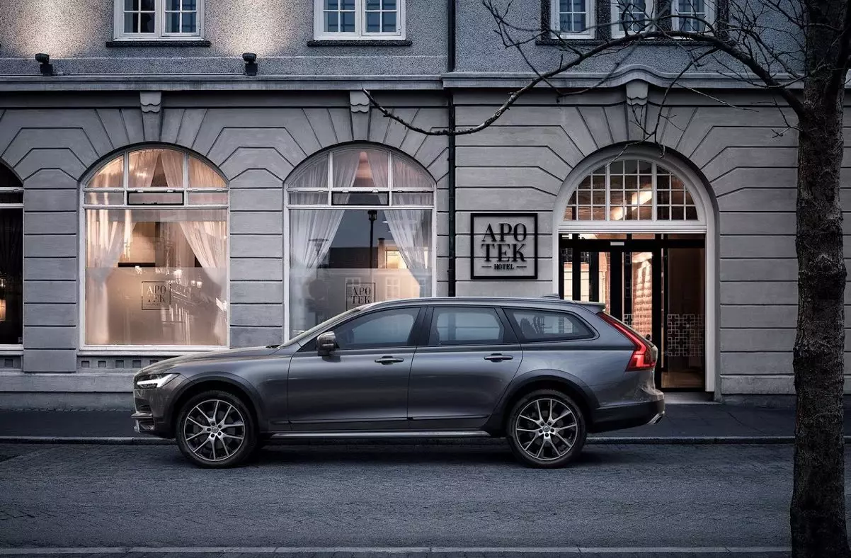 Zute Volvo V90 Cross Country ọhụrụ (ya na foto onyonyo) 27499_1