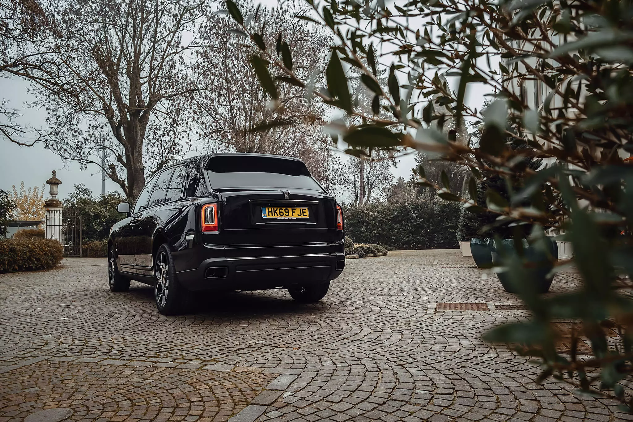 Insígnia negra de Rolls-Royce Cullinan