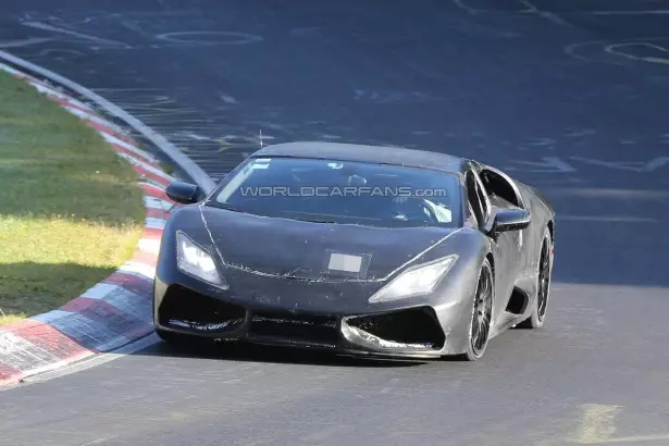Lamborghini Cabrera "atrapat" a l'entrenament al Nürburgring