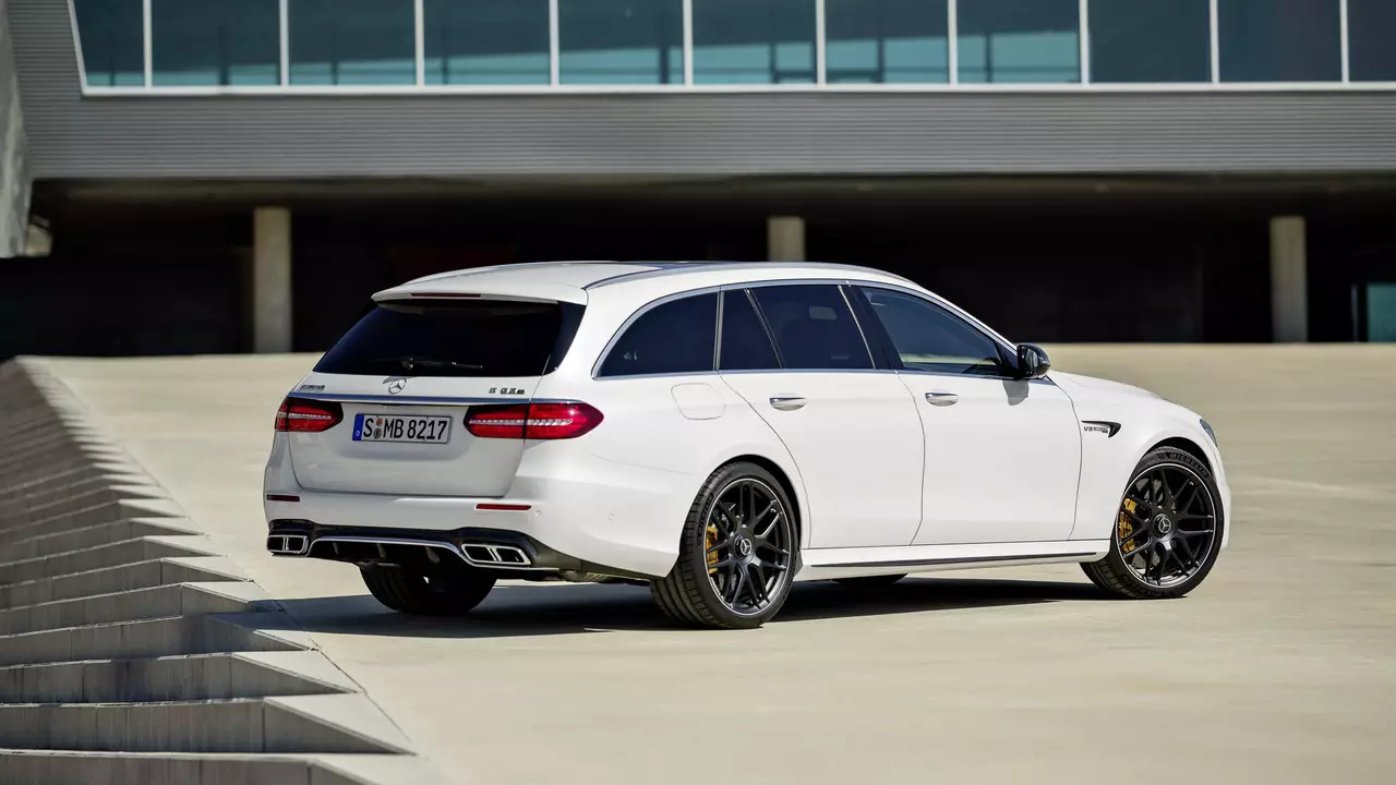 Mercedes-AMG E63 S 4Matic+ ನಿಲ್ದಾಣ