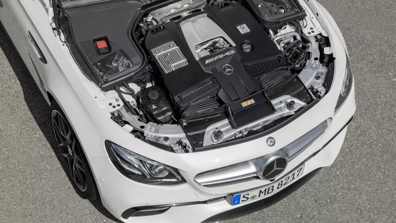 Mercedes-AMG E63 S 4Matic+ நிலையம்