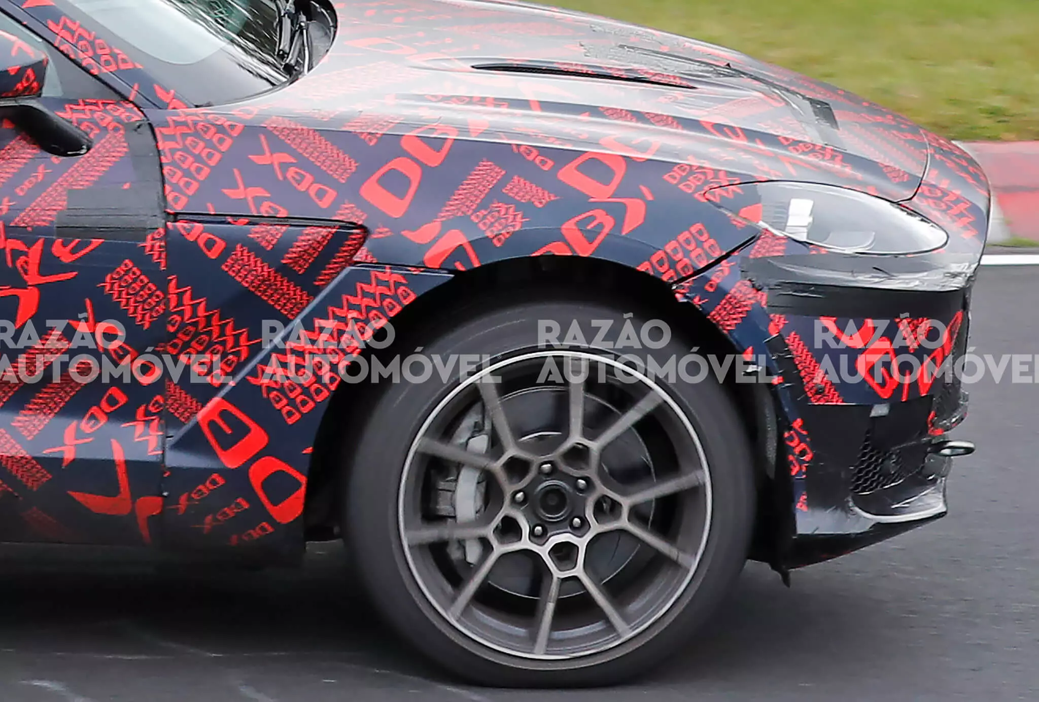 Fotos espia de l'Aston Martin DBX S