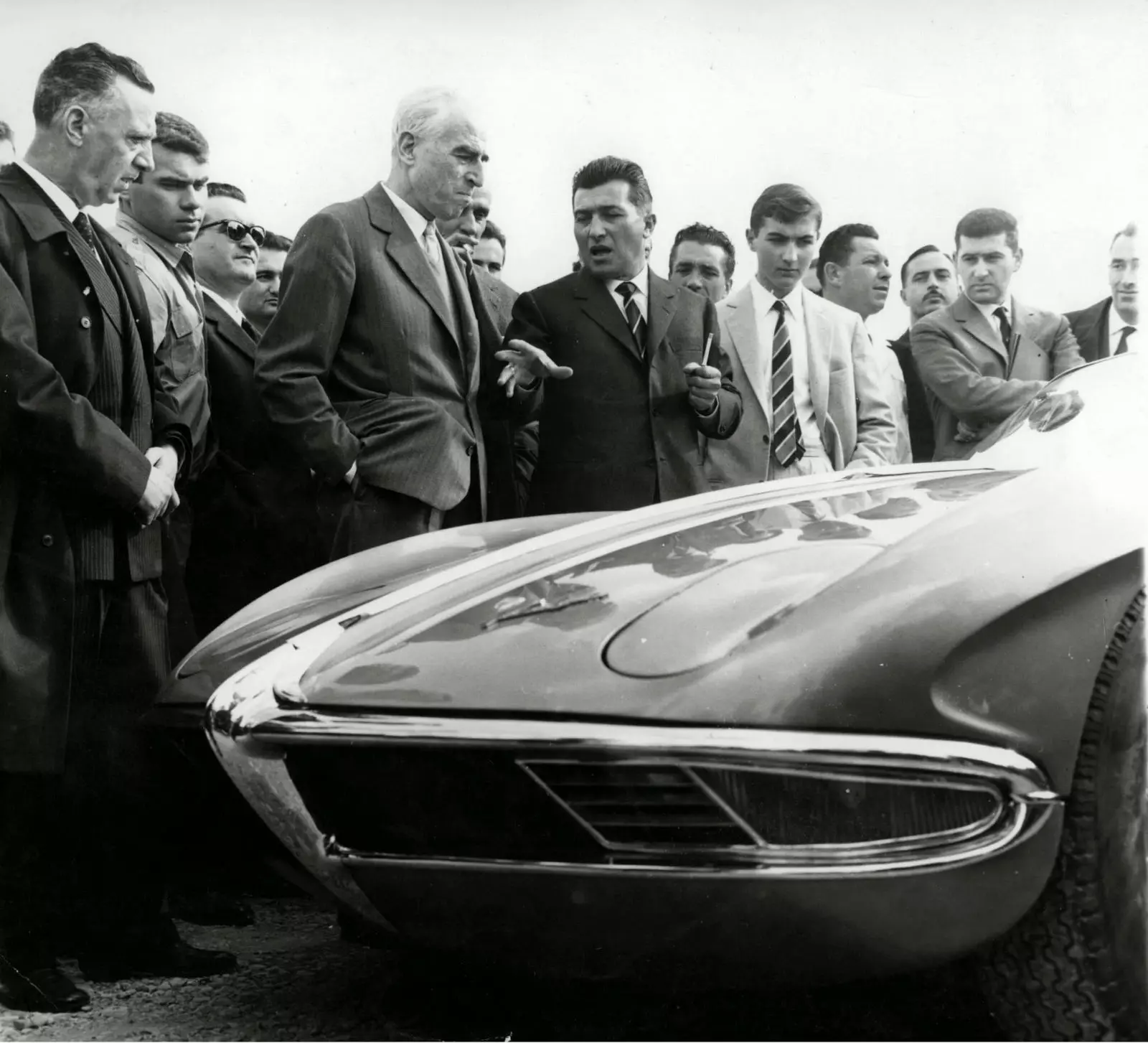 Ferruccio Lamborghini ນໍາສະເຫນີ 350 GTV