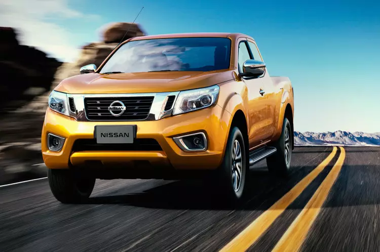 nissan-np300-navara-12-gen-king-cab-front-motion-view