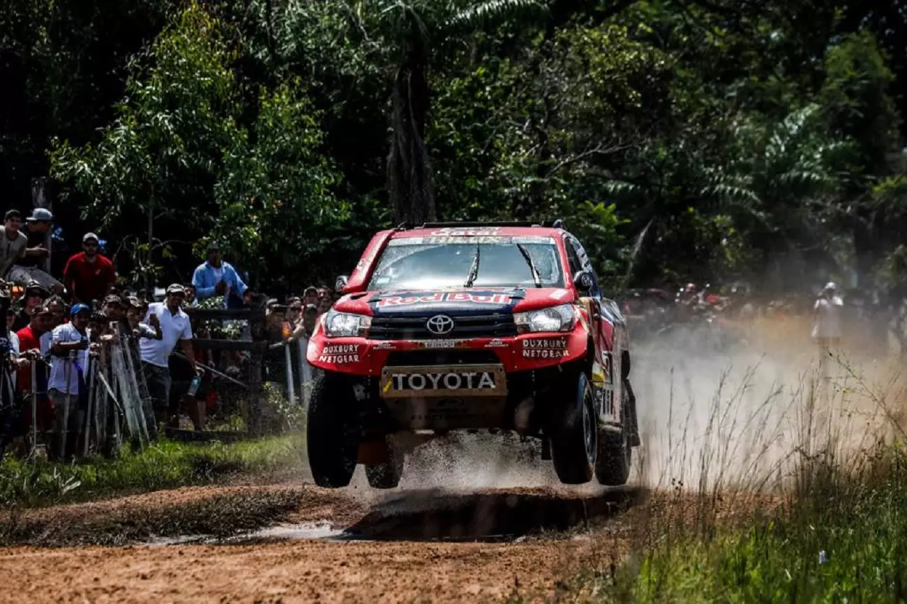 Pirmajame 2017-ųjų Dakaro etape „Toyota“ pradeda „visomis dujomis“.