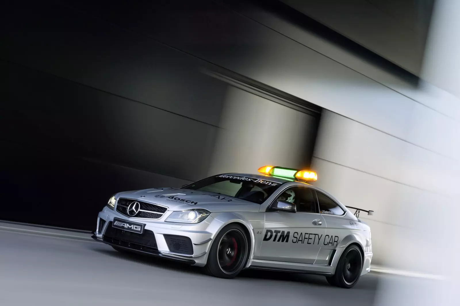 مېرسىدىس C63 AMG قارا يۈرۈشلۈك Coupé بولسا DTM نىڭ 2012-يىللىق يېڭى بىخەتەرلىك ماشىنىسى 28606_5