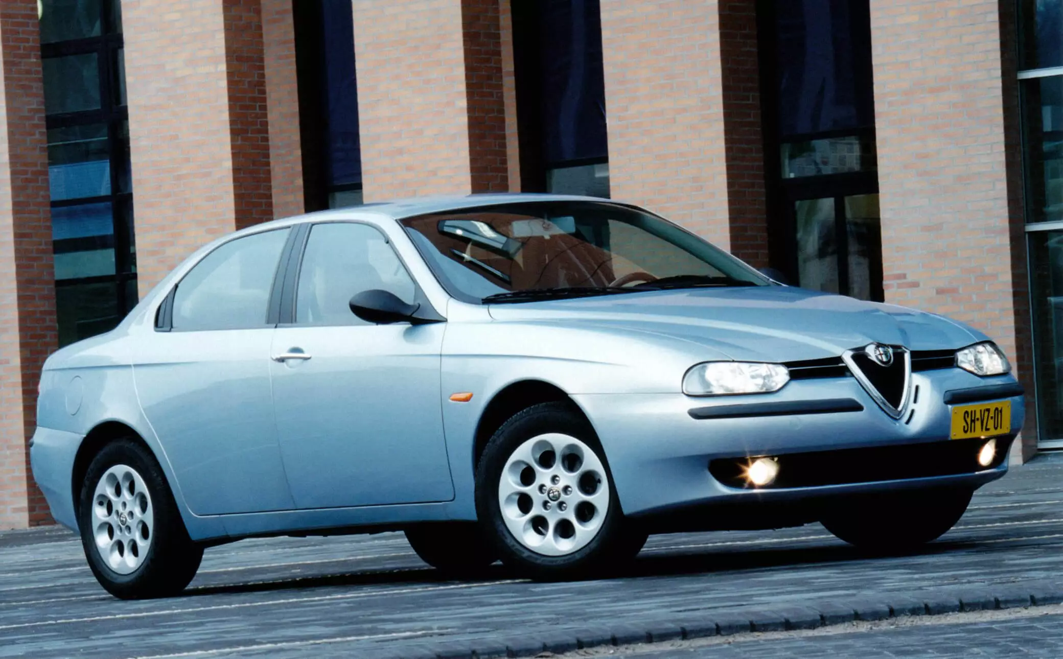 Alfa Romeo 156. Câștigător al trofeului Mașina Anului în 1998 în Portugalia 2860_3