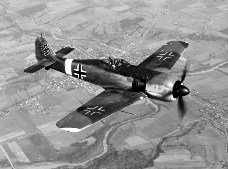 Focke-Wulf_Fw_190_050602-F-1234P-005 |