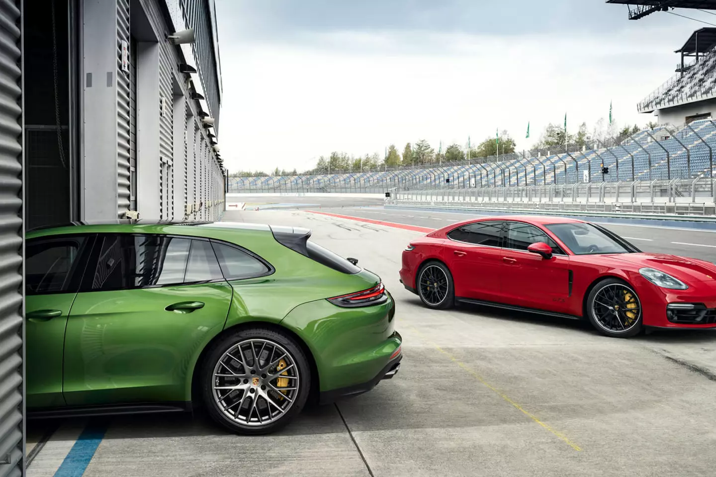 Porsche Panamera GTS Sport Turismo et Porsche Panamera GTS