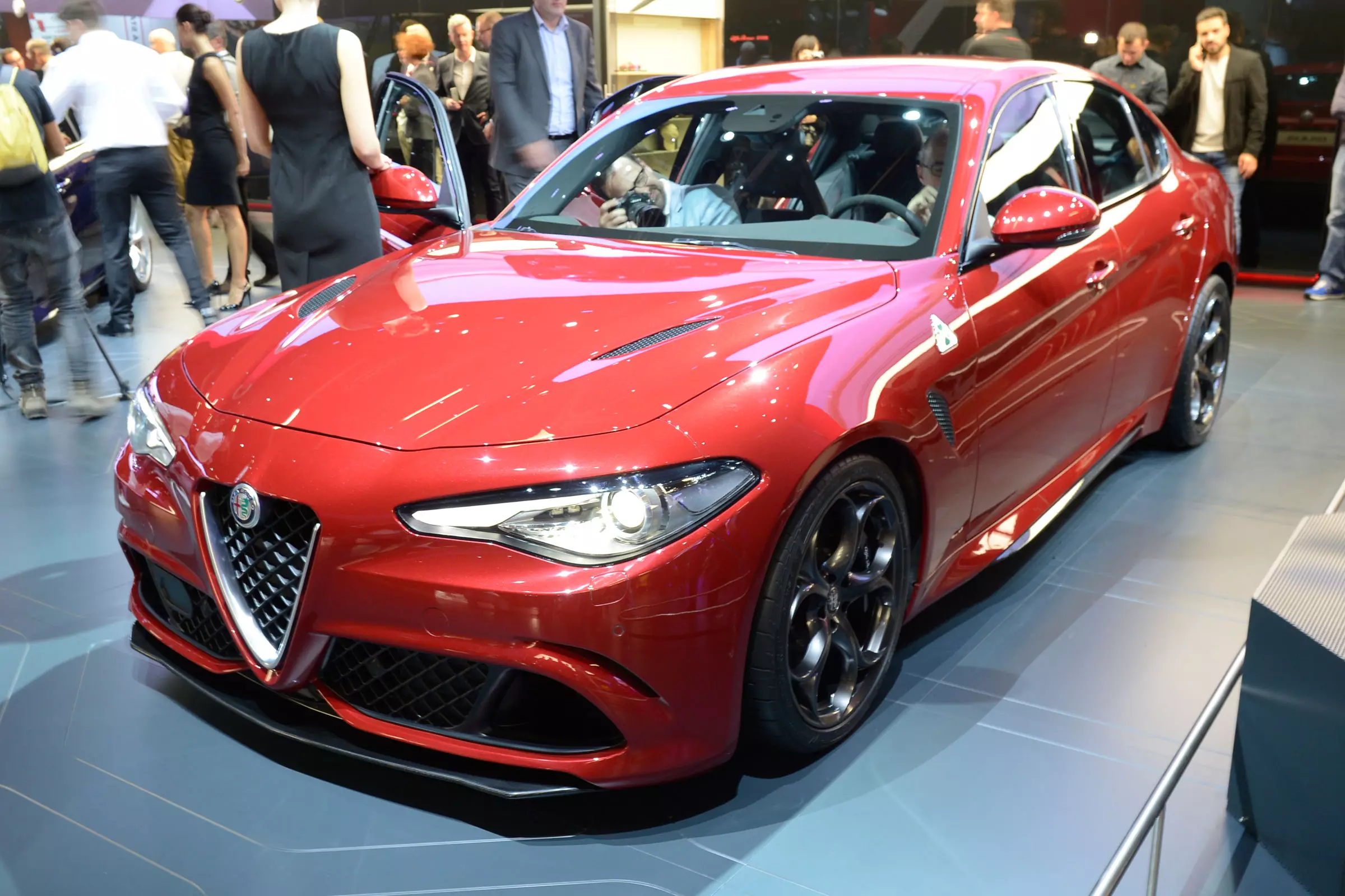 Mwepụta Alfa Romeo Giulia yigharịrị...
