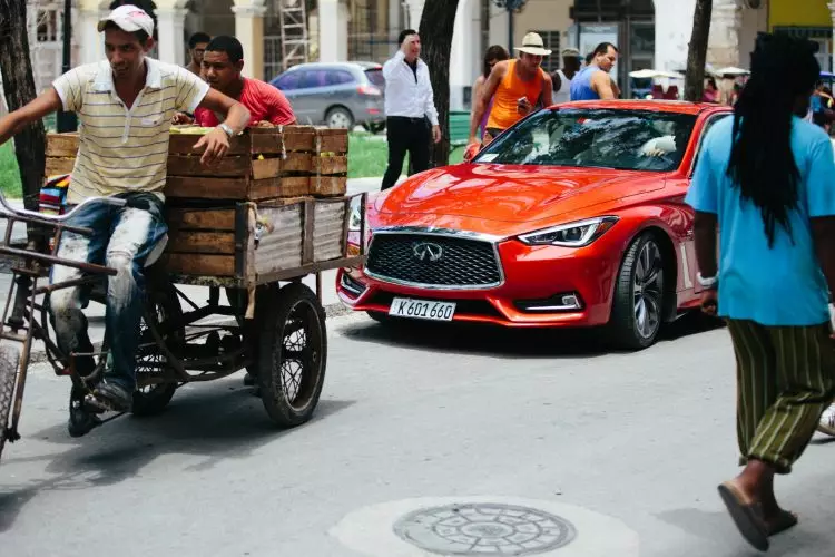 Альфонсо Альбайса, INFINITI дизайнерінің атқарушы директоры өзінің тамырын ата-анасының туған жерінен іздеу үшін Гаванаға толығымен жаңа INFINITI Q60 - 58 жыл ішінде Кубада тіркелген АҚШ-тағы алғашқы көлікті алып кетті. Қазір Жапонияда орналасқан, ол әлемдегі барлық төрт INFINITI дизайн студиясын басқарады, Альфонсо Майамиде өсті. Бұл оның Кубаға бару және оның ағасы Макс Борхес-Ресионың, соның ішінде Тропикана, Наутико клубы, сондай-ақ Борхес Ресионың жеке үйін қоса алғанда, ғасырдың ортасындағы заманауи сәулетінің қисықтарын көрудің алғашқы мүмкіндігі болды. Бұл процесте Альфонсо қазіргі INFINITI көліктерінің бірегей ағынды сызықтарында көрсетілген өзінің ДНҚ дизайнының шығу тегін тапқан болуы мүмкін.