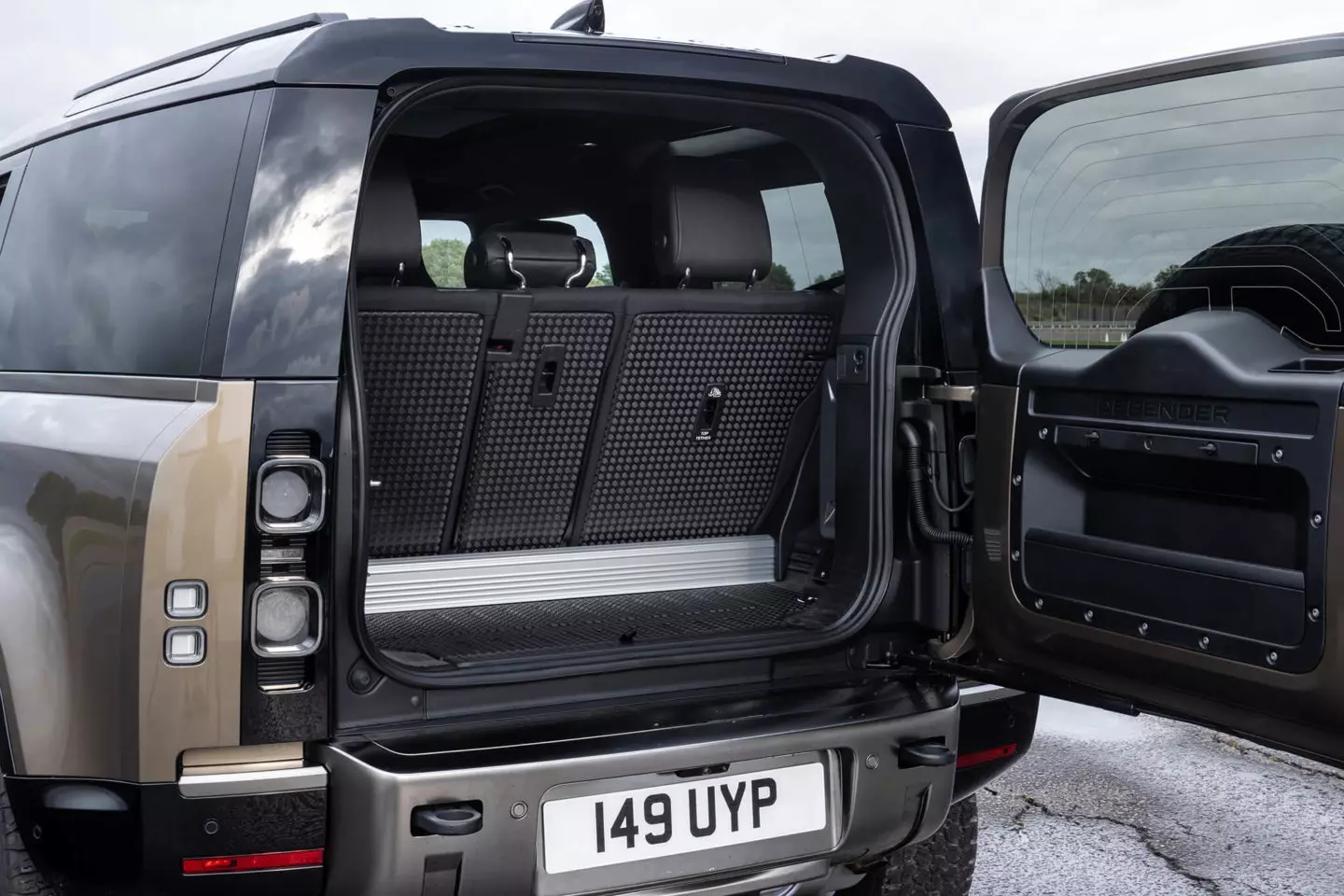 Luggage compartment with seats in regular position