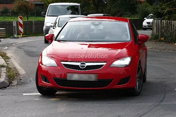 Seat Leon со 3 врати фатен маскиран како...Opel Astra GTC.