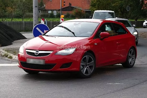 Suíochán Leon 3-doras faoi cheilt mar ... Opel Astra GTC. 29877_1