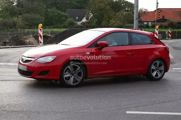 Seat Leon 3-door fongen ferklaaid as ... Opel Astra GTC. 29877_2