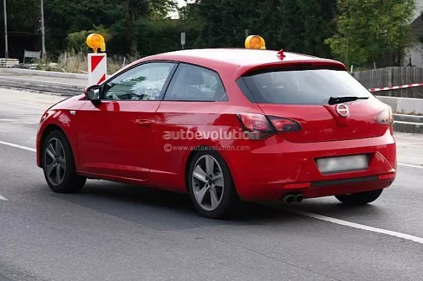 Seat Leon 3-door fongen ferklaaid as ... Opel Astra GTC. 29877_4