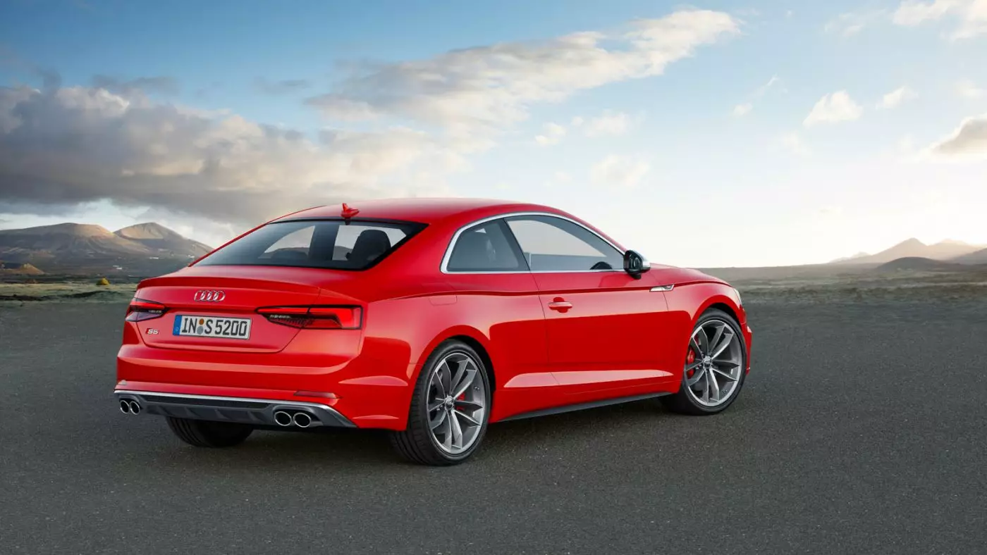 Jaunā Audi A5 Coupé iekšpusē un ārpusē 30337_5