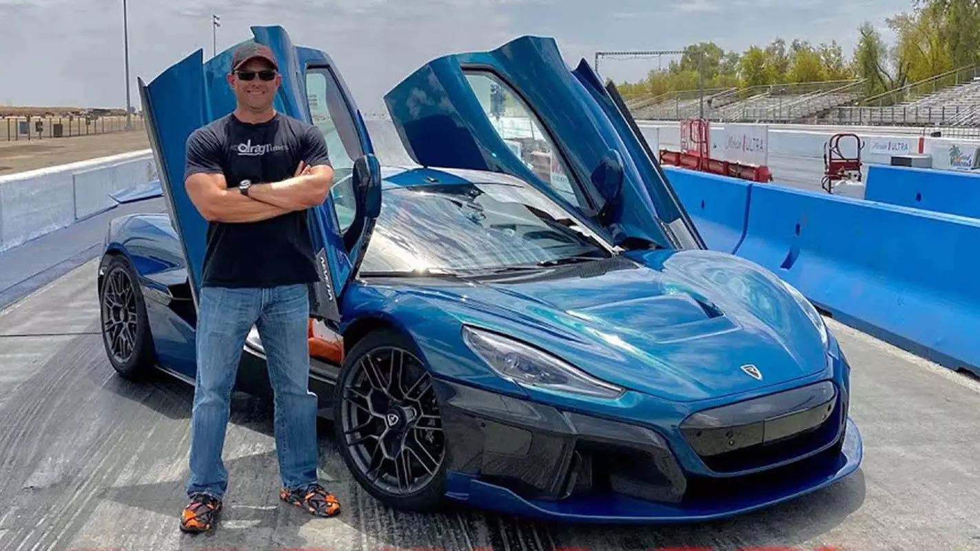 Brooks Weisblat mit Rimac Nevera