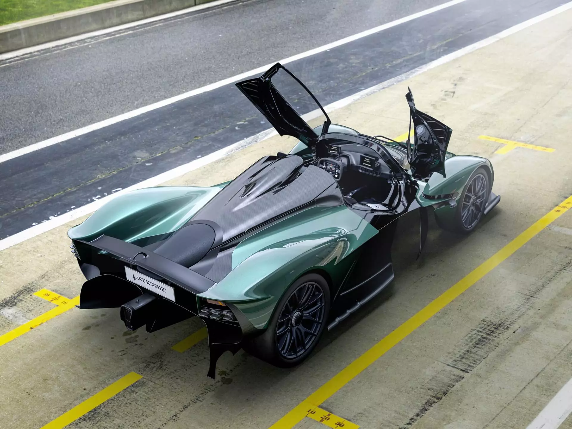 Aston Martin Valkyrie Kab laug sab