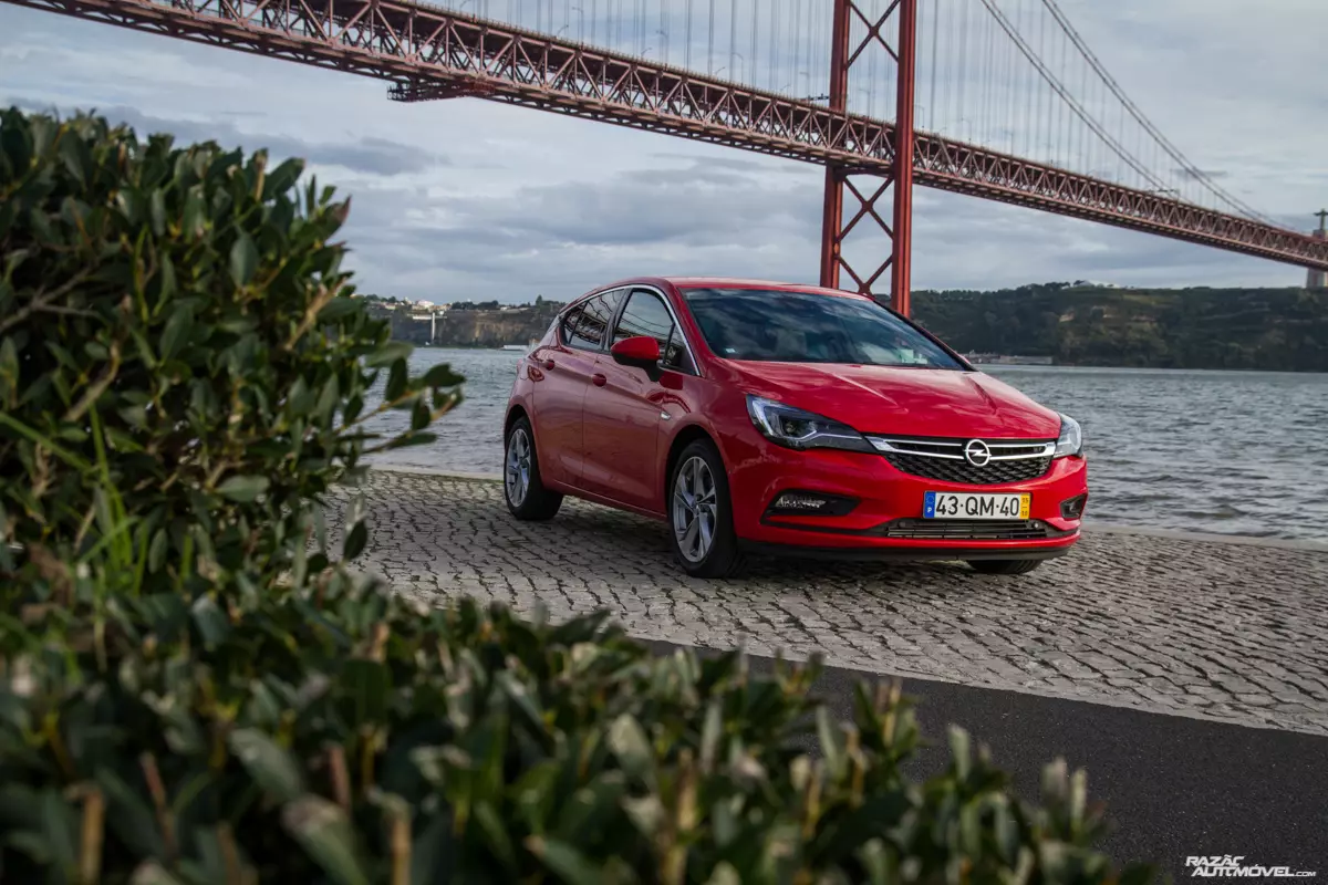 Koloi ea Selemo ea 2017: Ke mofuta ofe o tla atleha Opel Astra?