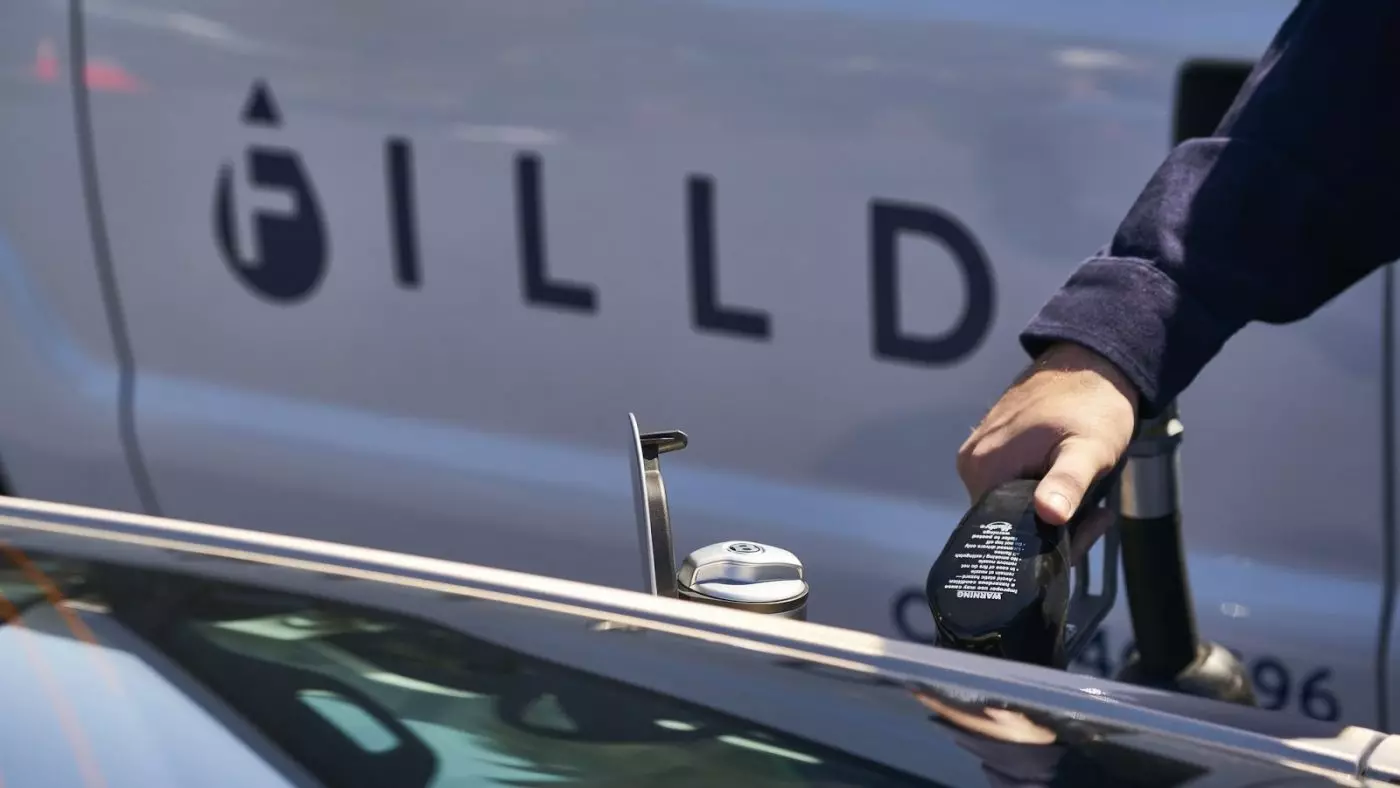 캘리포니아: Bentley는 자동차에 연료를 공급하기 위해 