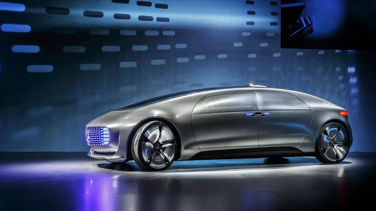 Mercedes-Benz_F015_Luxe_in_motion_2015_1