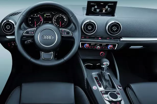 Audi léisst déi éischt Biller vun der neier A3 