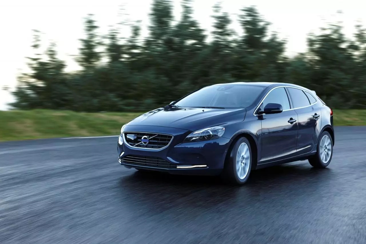 Volvo V40 yeni Drive-E mühərriklərini debüt edir 32598_1