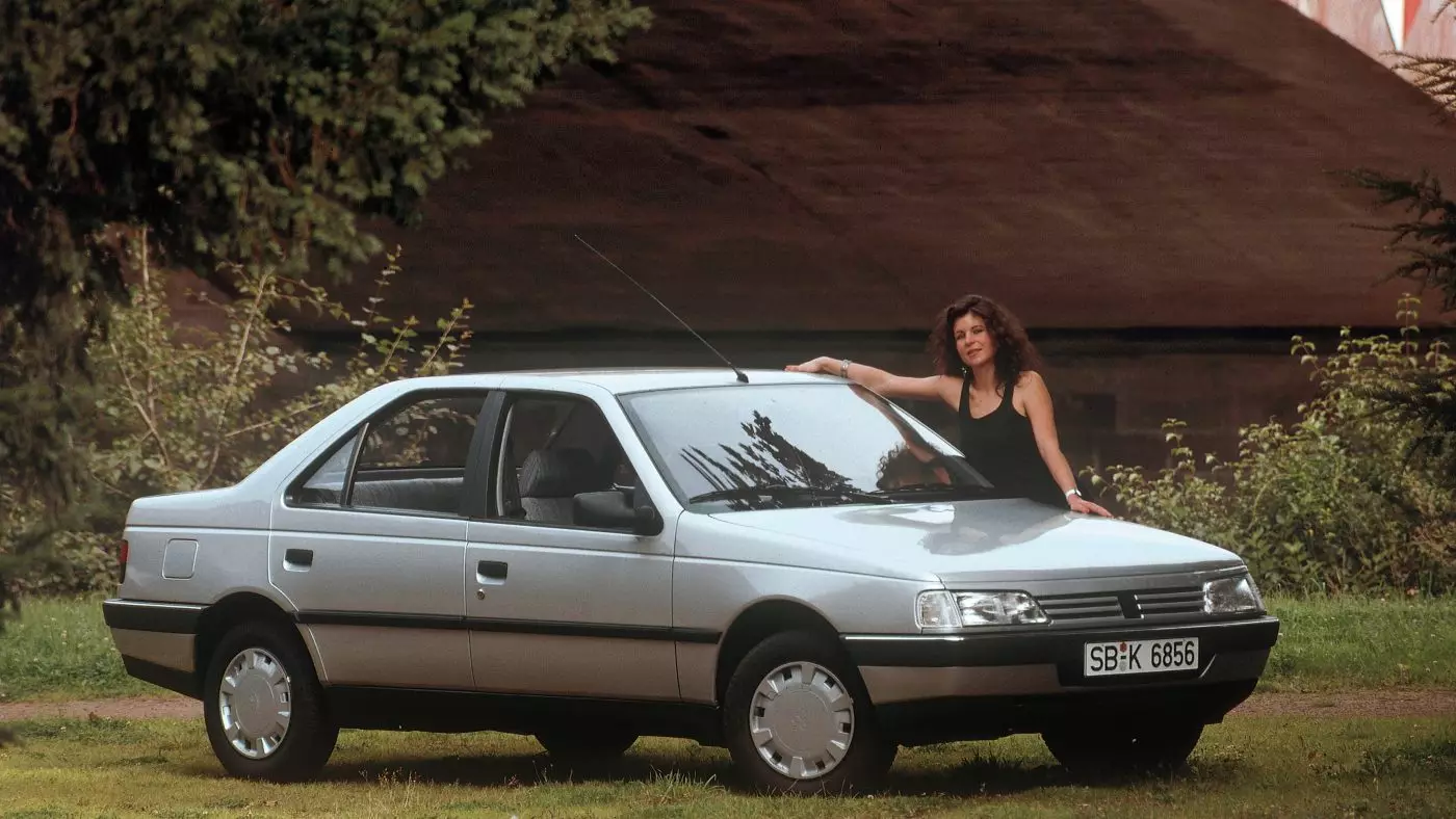 Peugeot 405. Vinnare av 1989 års bil i Portugal 3261_1