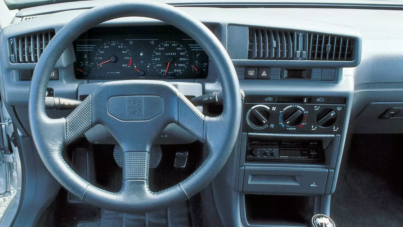 Peugeot 405. Пераможца конкурсу «Аўтамабіль года» 1989 года ў Партугаліі 3261_3