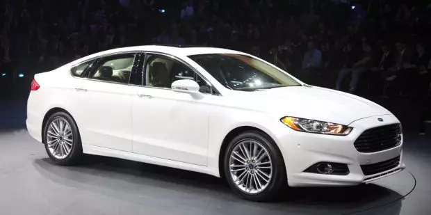 Ford Mondeo / Fusion 2013 ကို ဒက်ထရွိုက်တွင် ပြသခဲ့သည်။ 32894_1