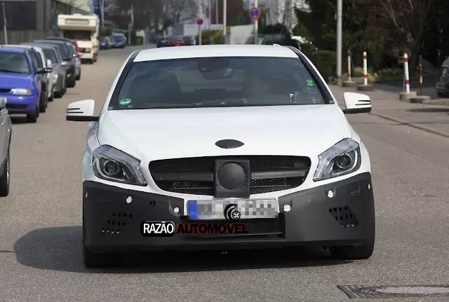 2012 ମର୍ସିଡିଜ୍ ଏ-କ୍ଲାସ୍: ଅଡି RS3 ଏବଂ BMW 1 M ସିରିଜ୍ ନେବାକୁ A45 AMG ପ୍ରସ୍ତୁତ | 32908_1