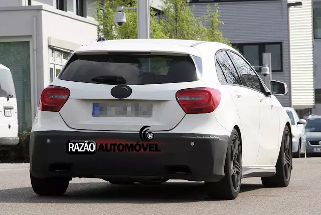 2012 ମର୍ସିଡିଜ୍ ଏ-କ୍ଲାସ୍: ଅଡି RS3 ଏବଂ BMW 1 M ସିରିଜ୍ ନେବାକୁ A45 AMG ପ୍ରସ୍ତୁତ | 32908_3