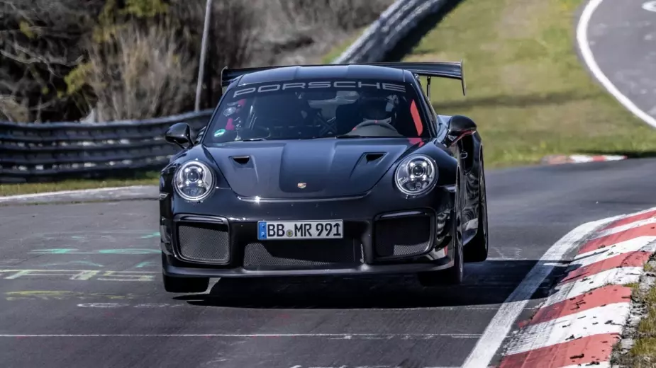 ບັນທຶກ. Porsche 911 GT2 RS ທໍາລາຍເວລາ AMG GT Black Series ທີ່ Nürburgring