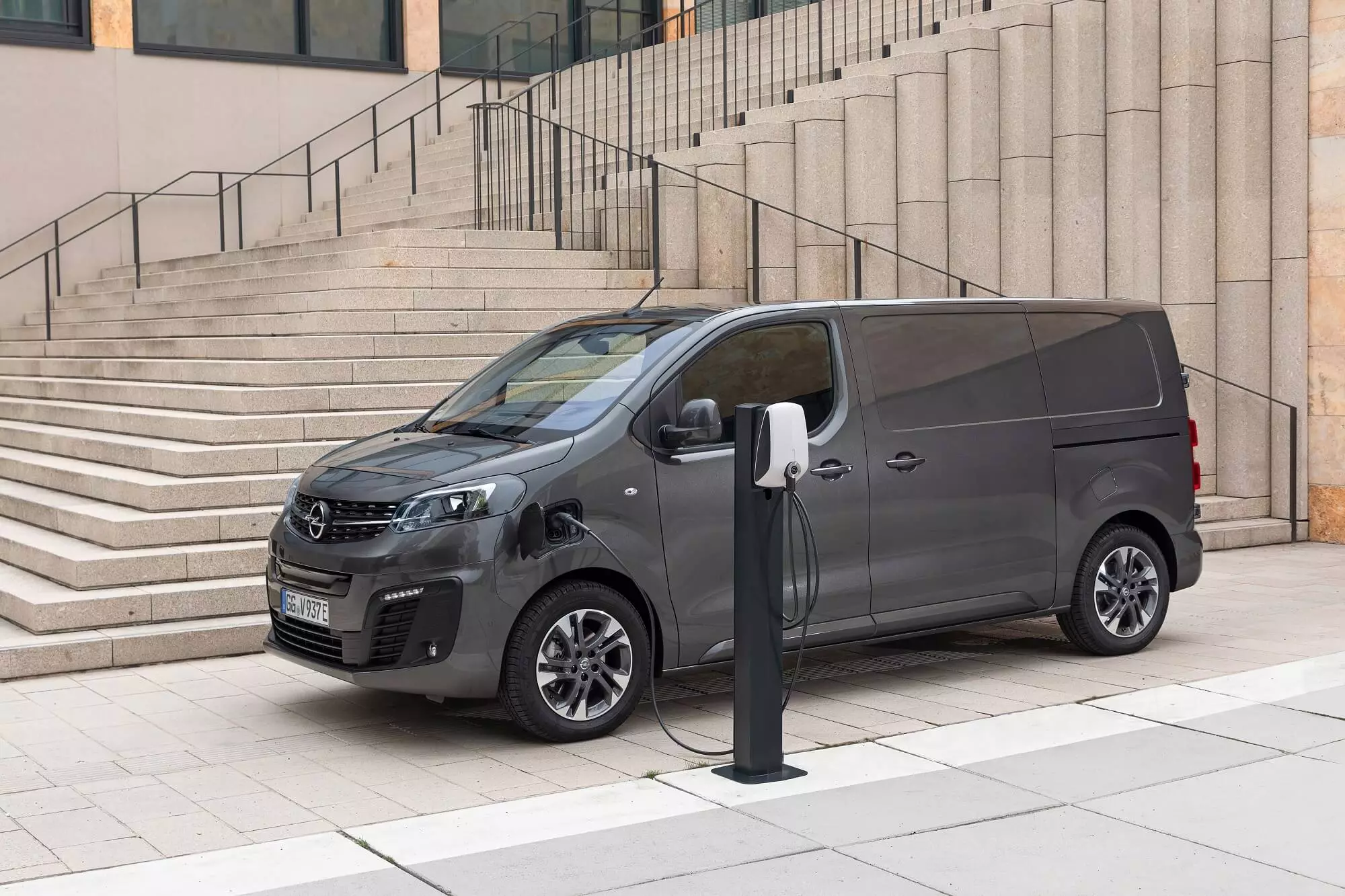 Opel e-Vivaro: koj puas xav tau ntau tus thwjtim?