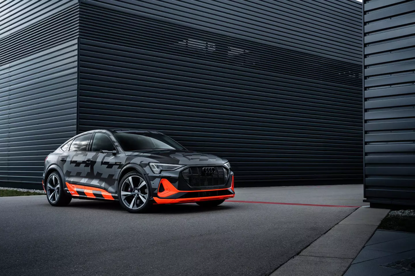 រថយន្ត Audi e-tron S Sportback