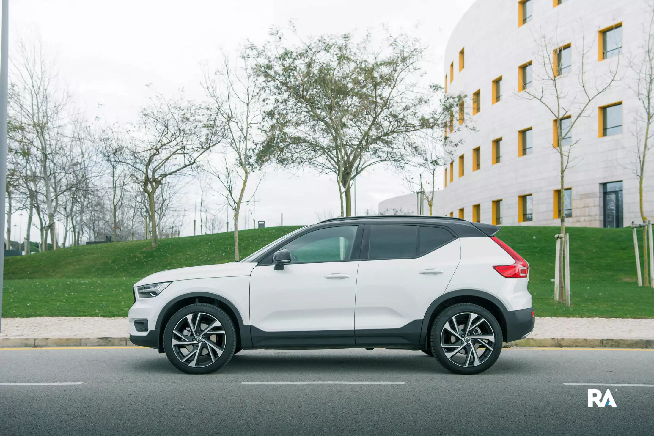 ವೋಲ್ವೋ XC40 D4 AWD R-ವಿನ್ಯಾಸ