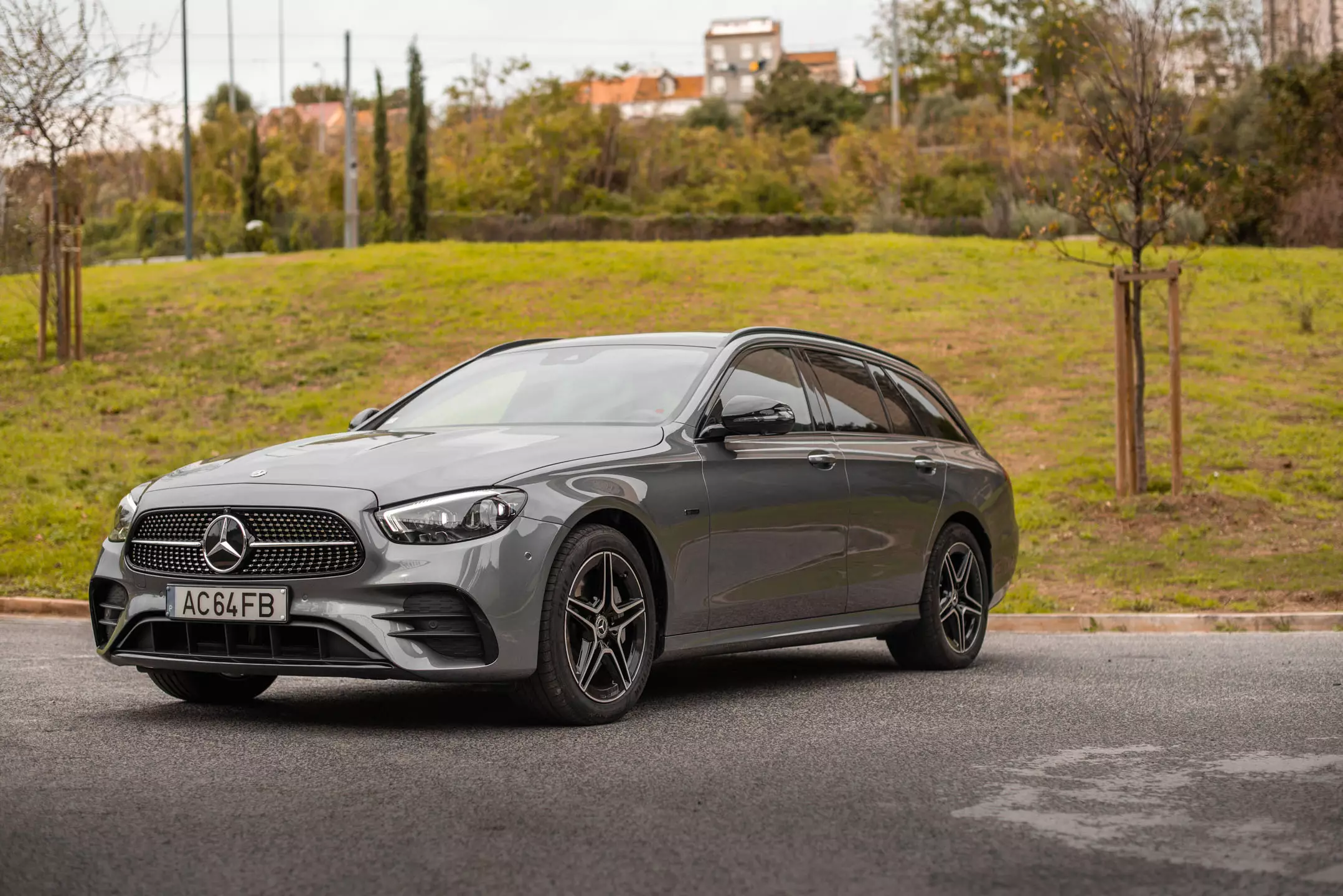 Mercedes-Benz E300 dari Stasiun