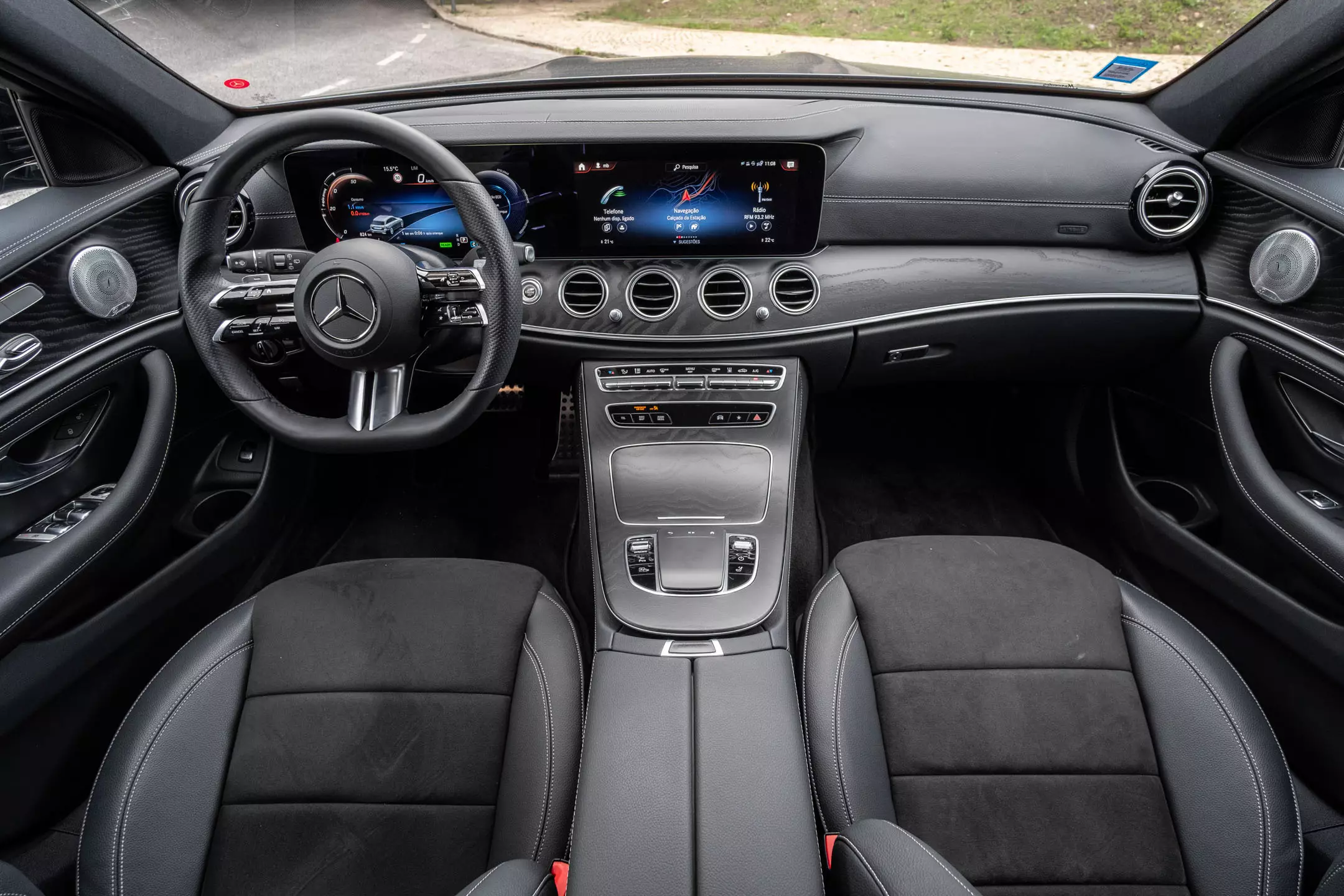 Interior stasiun Mercedes-Benz E300