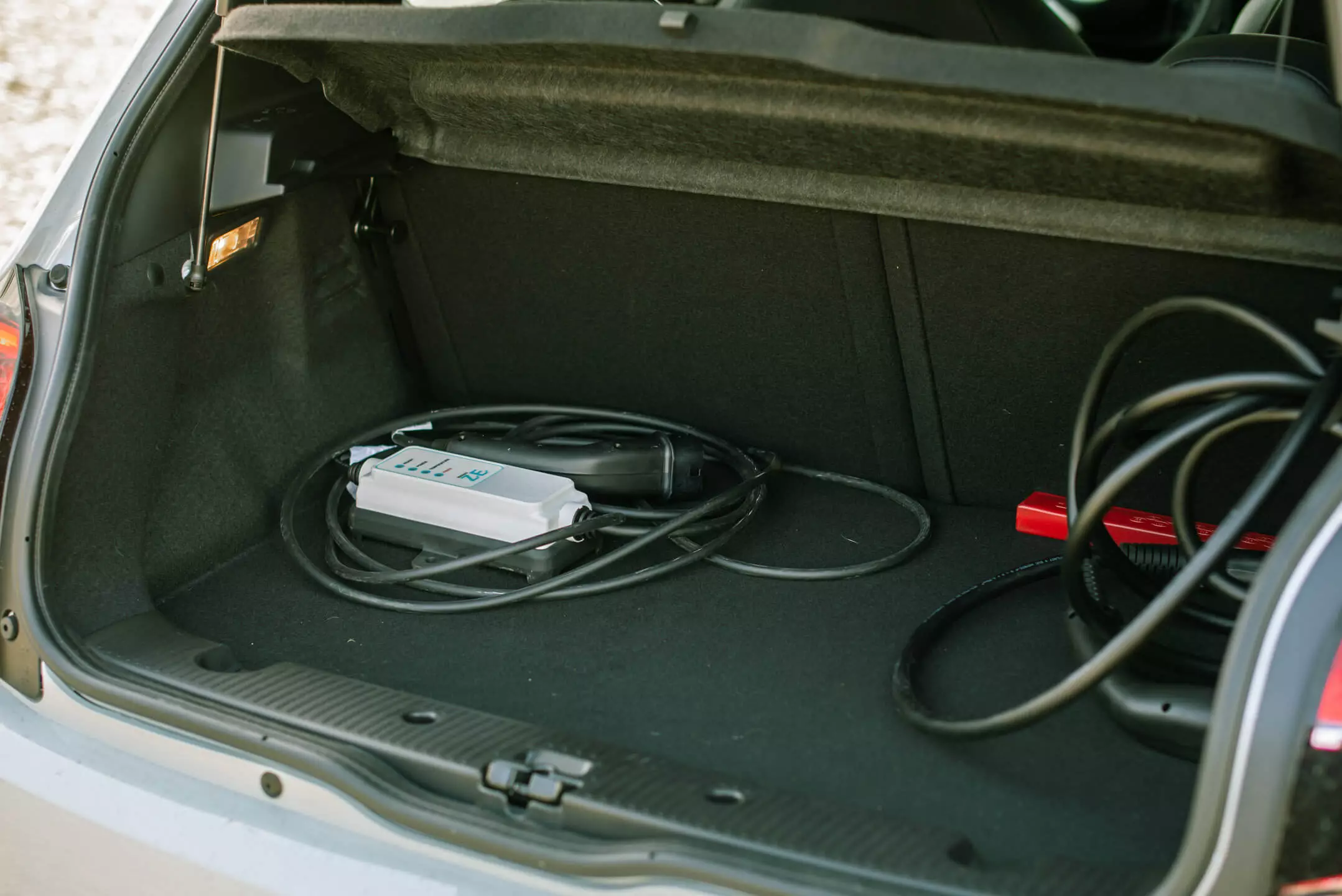 Coffre Twingo avec câbles de charge