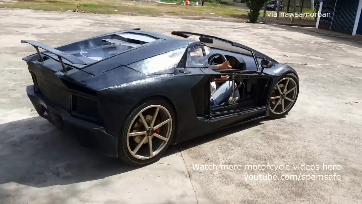 Lamborghini Aventador Roadster — အသေးစားပုံစံတူ