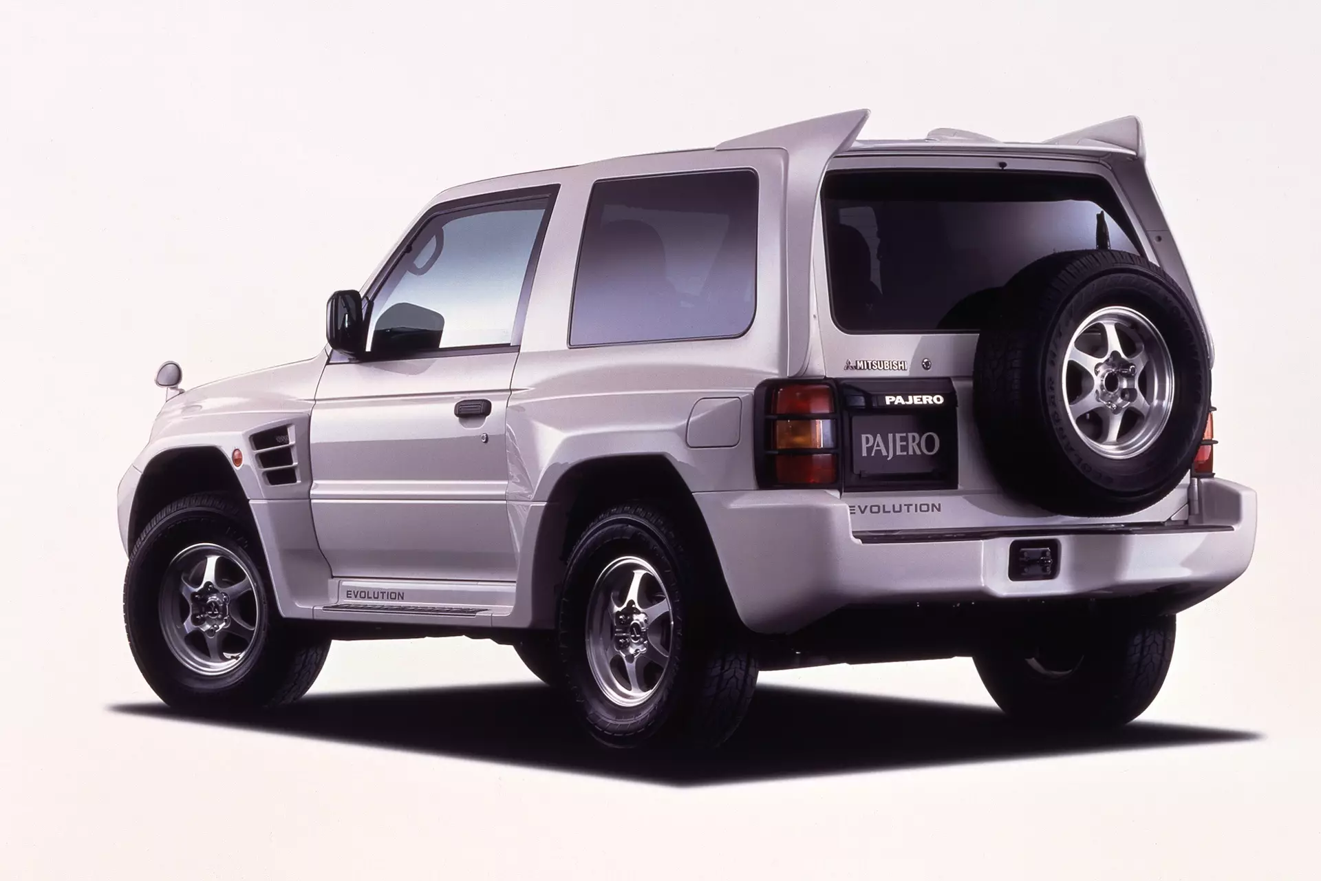 Éabhlóid Mitsubishi Pajero